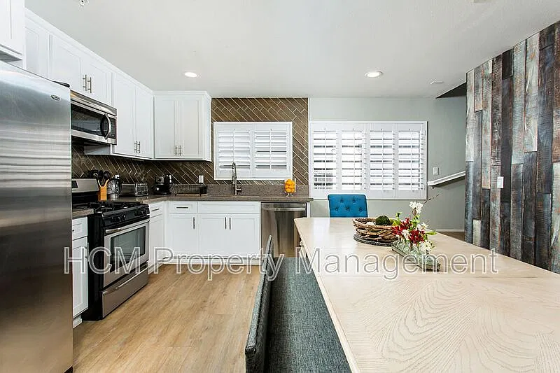 4 bed, 3.0 bath, 1700 sqft, $3,299 — Photo 4