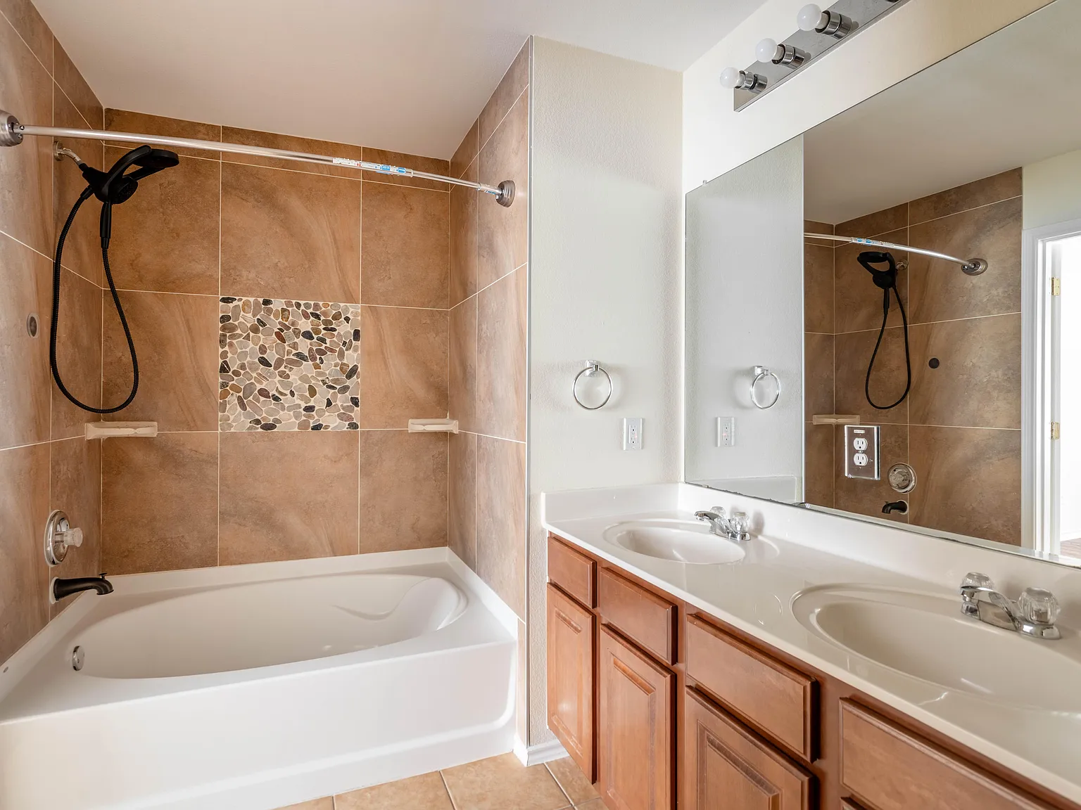 4 bed, 3.0 bath, 2700 sqft, $1,351 — Photo 4