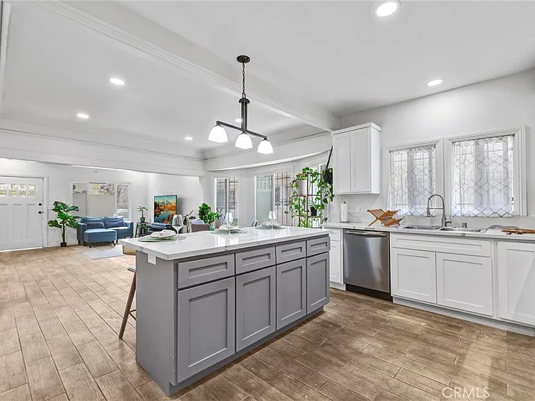 235 W 58th St — Photo 11