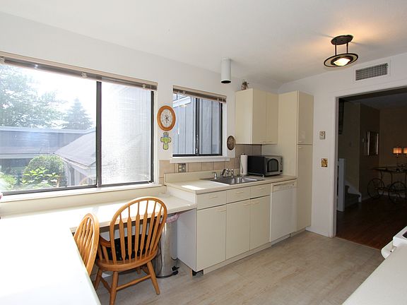 4th image of 7 Heritage Hills Dr #B