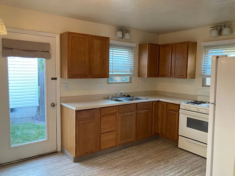 636 NW 21st St — Photo 5
