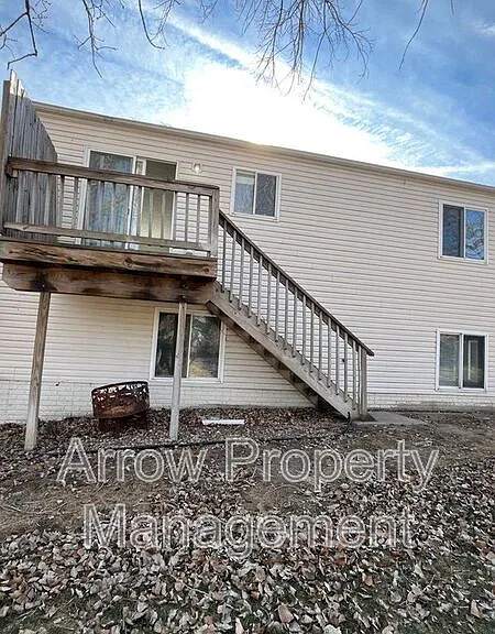 338 W Irving St — Photo 24