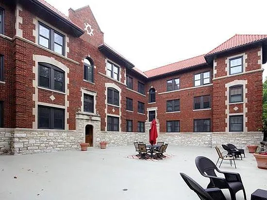 2 bed, 1199 sqft, $1,800 — Photo 2