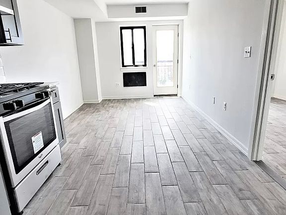 4th image of 25-28 Broadway #6CC