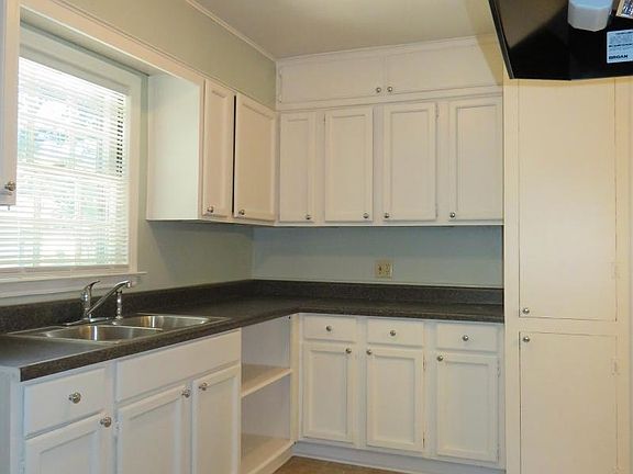 2nd image of 1077 W Walthal Cir