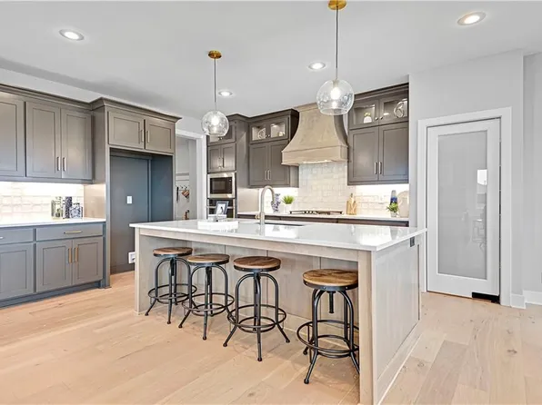 17421 Gillette St, Overland Park, KS 66221