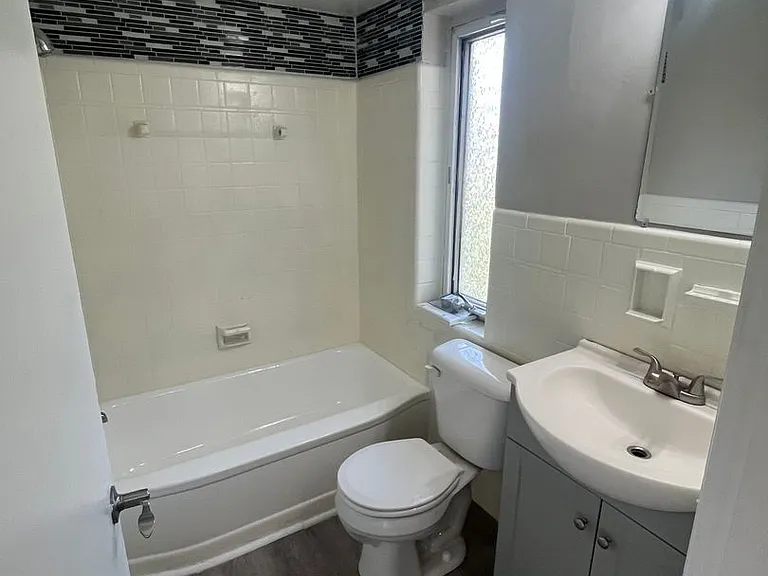 Newly Upgraded Apartments -The Courtyard at Park Hills, Minutes from Downtown — Photo 41