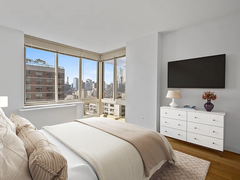 260 W 54th St #18C — Photo 2