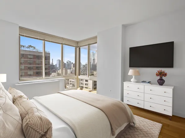 260 West 54th Street image 1 of 15
