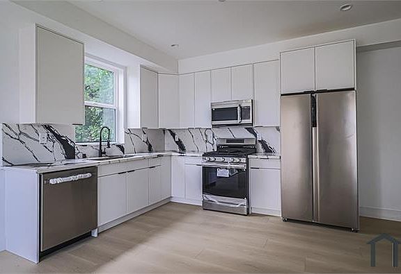 3rd image of 11810 Gilmore St #1