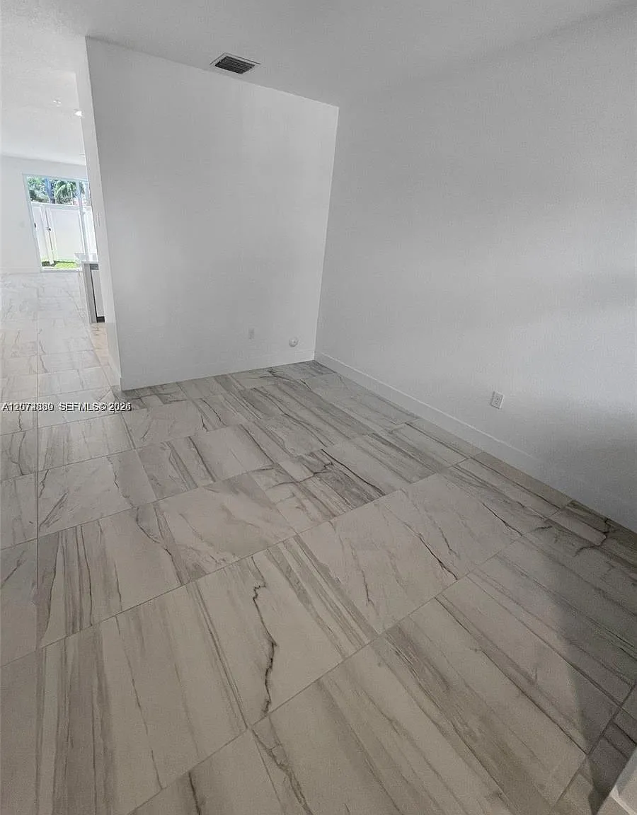 4 bed, 2.5 bath, 2236 sqft, $4,200 — Photo 4