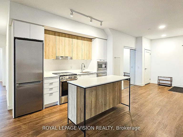 5105 Hurontario St #426 — Photo 15