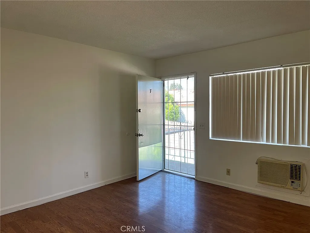 2 bed, 850 sqft, $1,975 — Photo 3