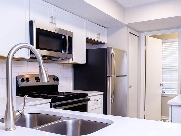 Perimeter Lakes Apartments — Photo 37