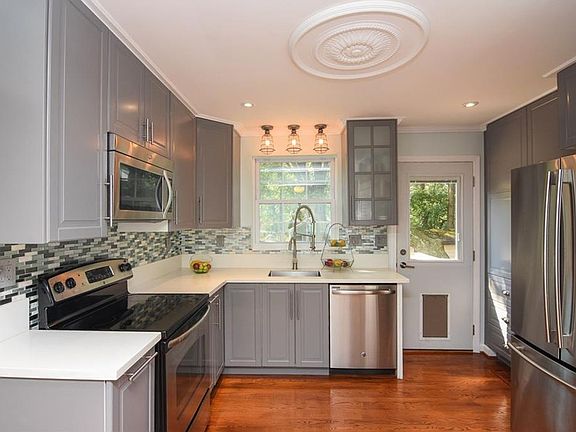 4th image of 556 Thomas St SE