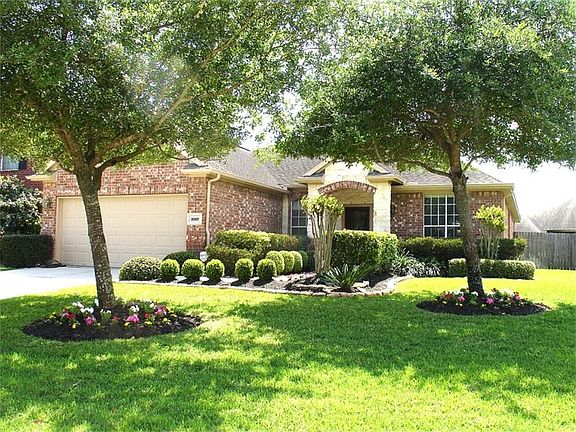 SHARP-LOOKING FRONT ELEVATION!