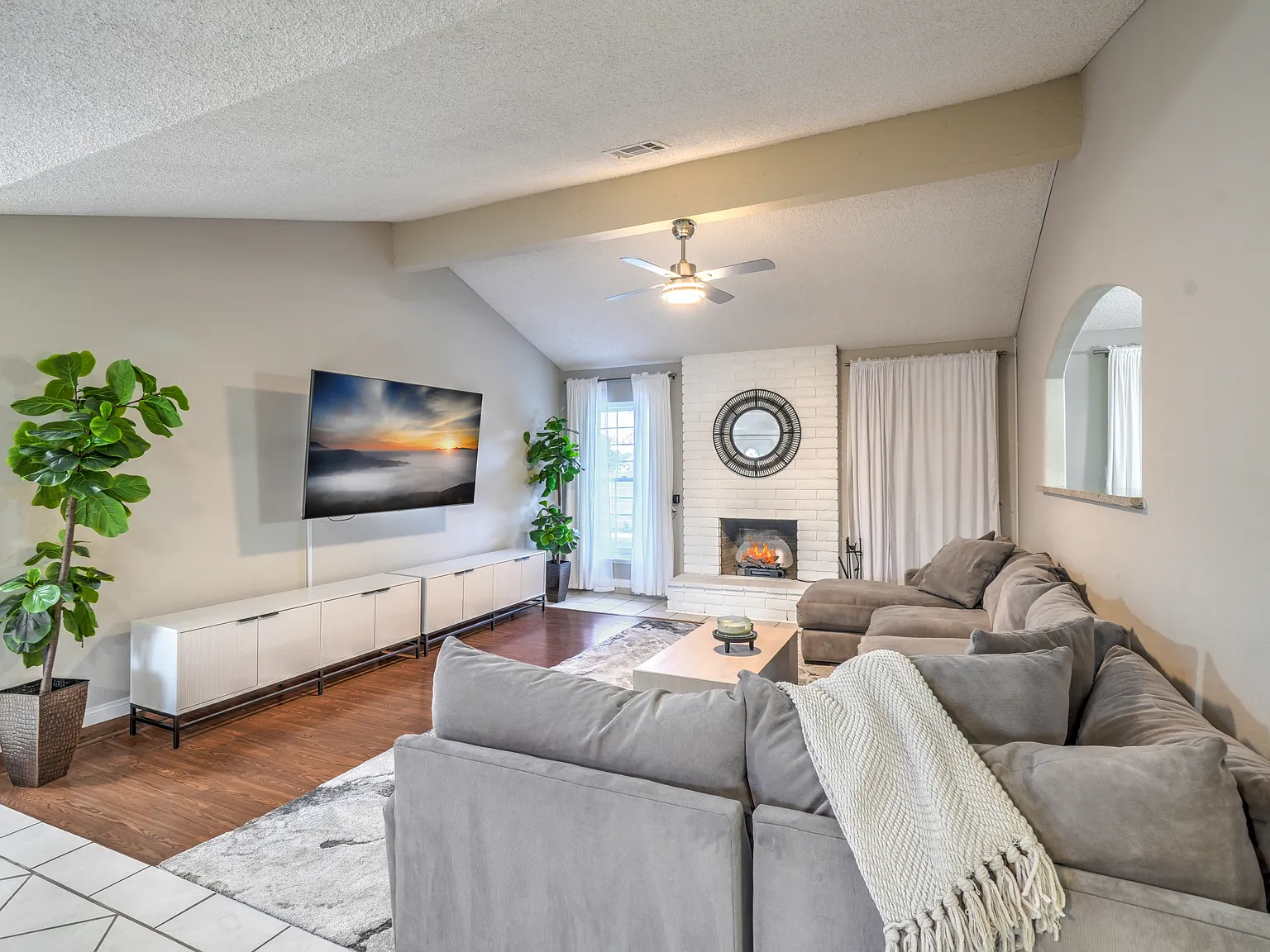 Fully Furnished 3-Bedroom Home with Pool, Spa & Sunroom — Photo 3