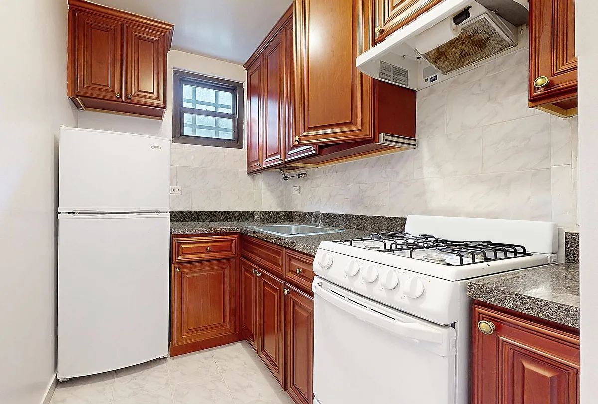 Building Photo - 225 E 26th St #3N