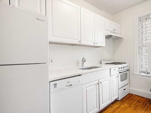 4th image of 190 Norfolk St APT 6