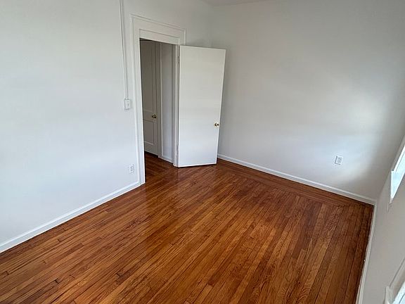 4th image of 300 Elm Pl APT 10