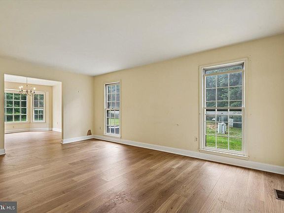 3rd image of 3231 Nestlewood Dr