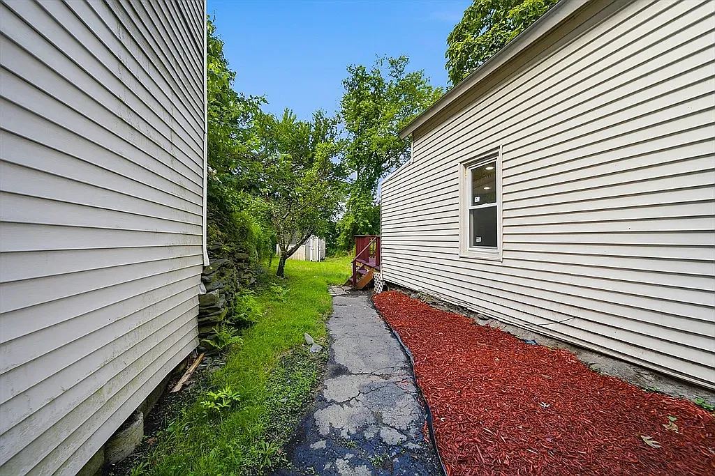 3 bed, 864 sqft, $2,499 — Photo 2