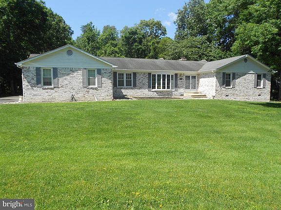 3rd image of 1398 Redwood Cir