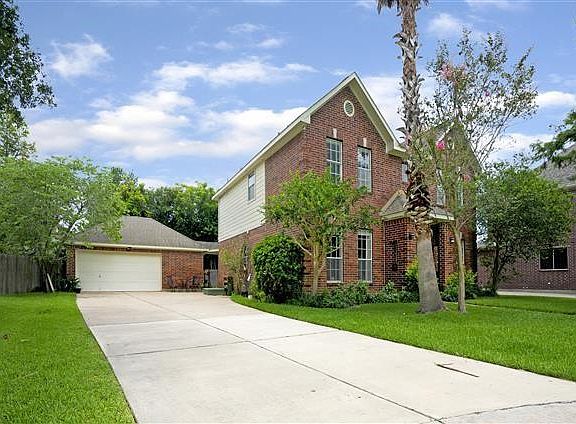 Oversized detached garage has loads of space!
