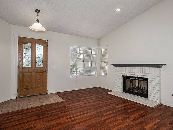 3rd image of 2425 Sherwood Ln