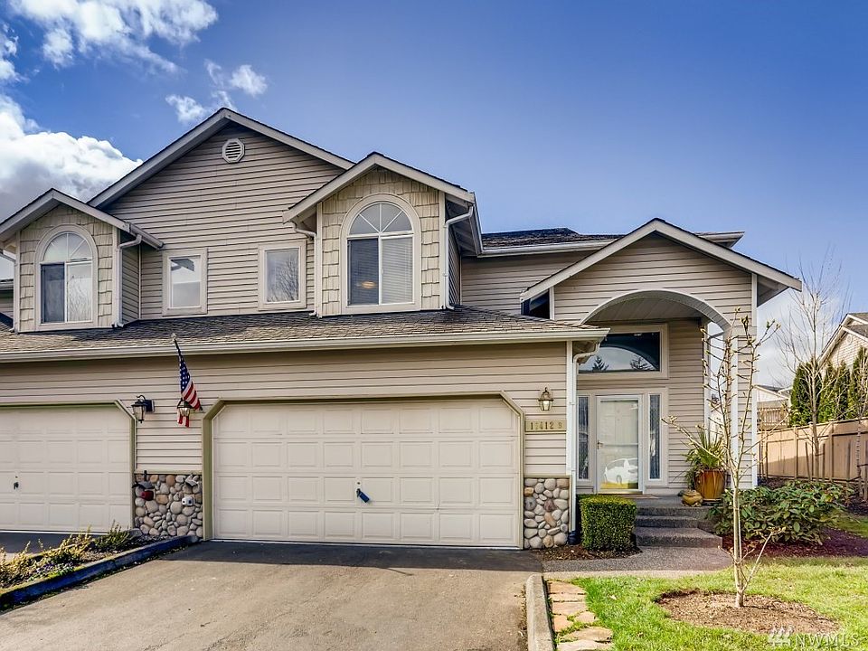 End unit home with private back yard and 2 car garage