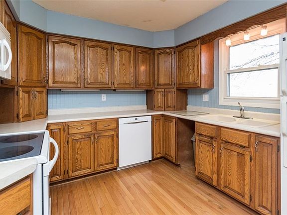 4th image of 1110 Sunset Dr