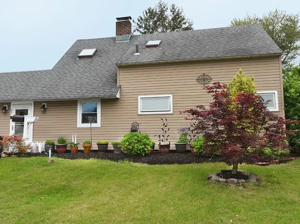 21 Potter Lane, Levittown, NY 11756