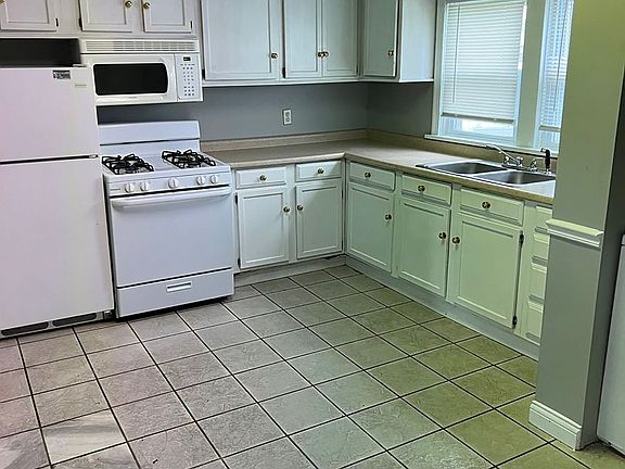 3rd image of 1028 W Bethel Ave