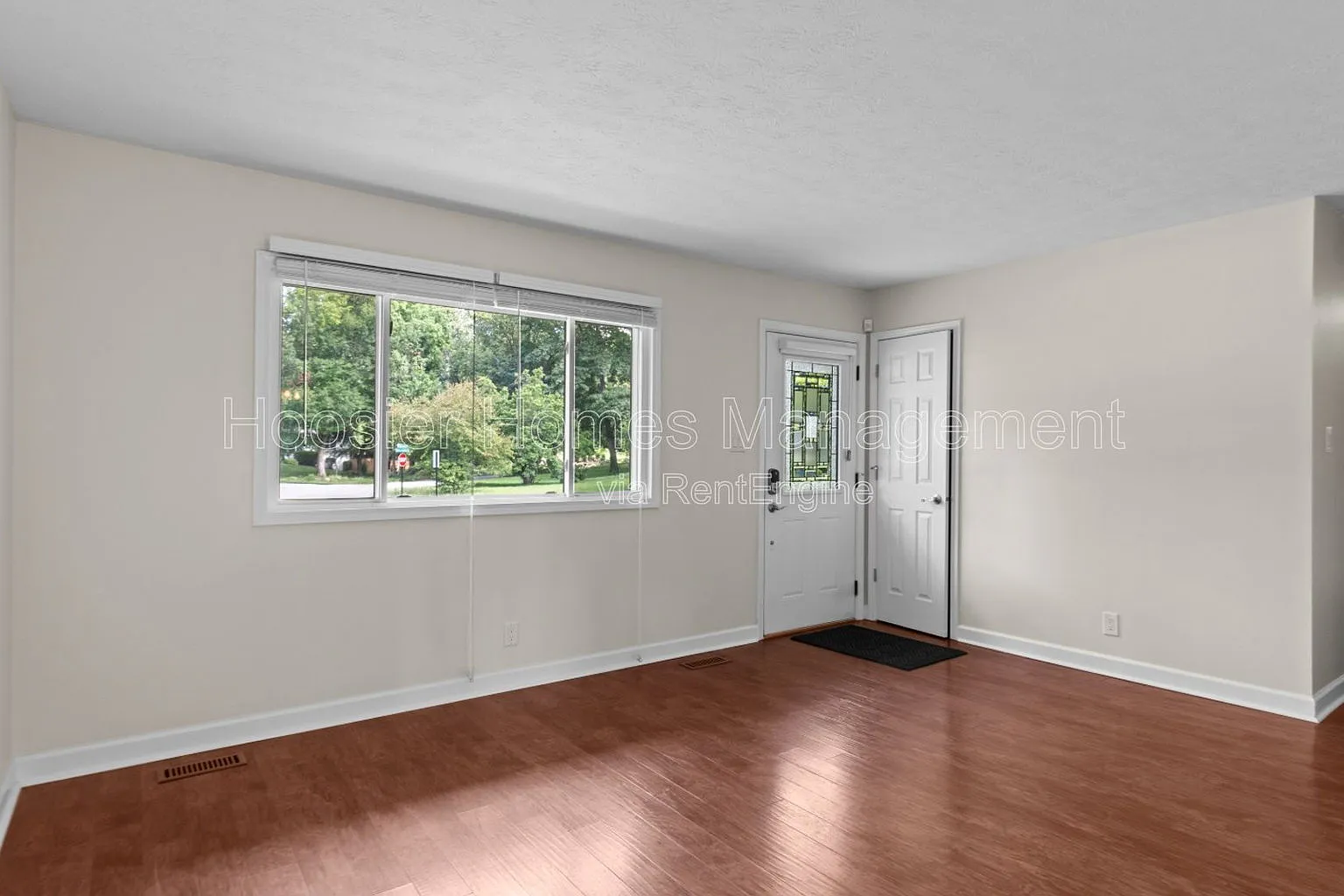 3 bed, 1.5 bath, 1325 sqft, $1,950 — Photo 2