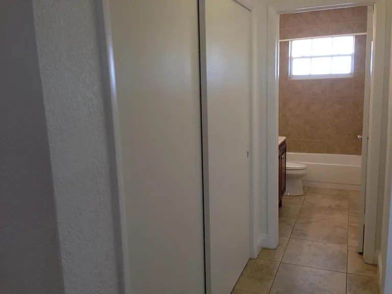 1820 NE 56th St #5 — Photo 11