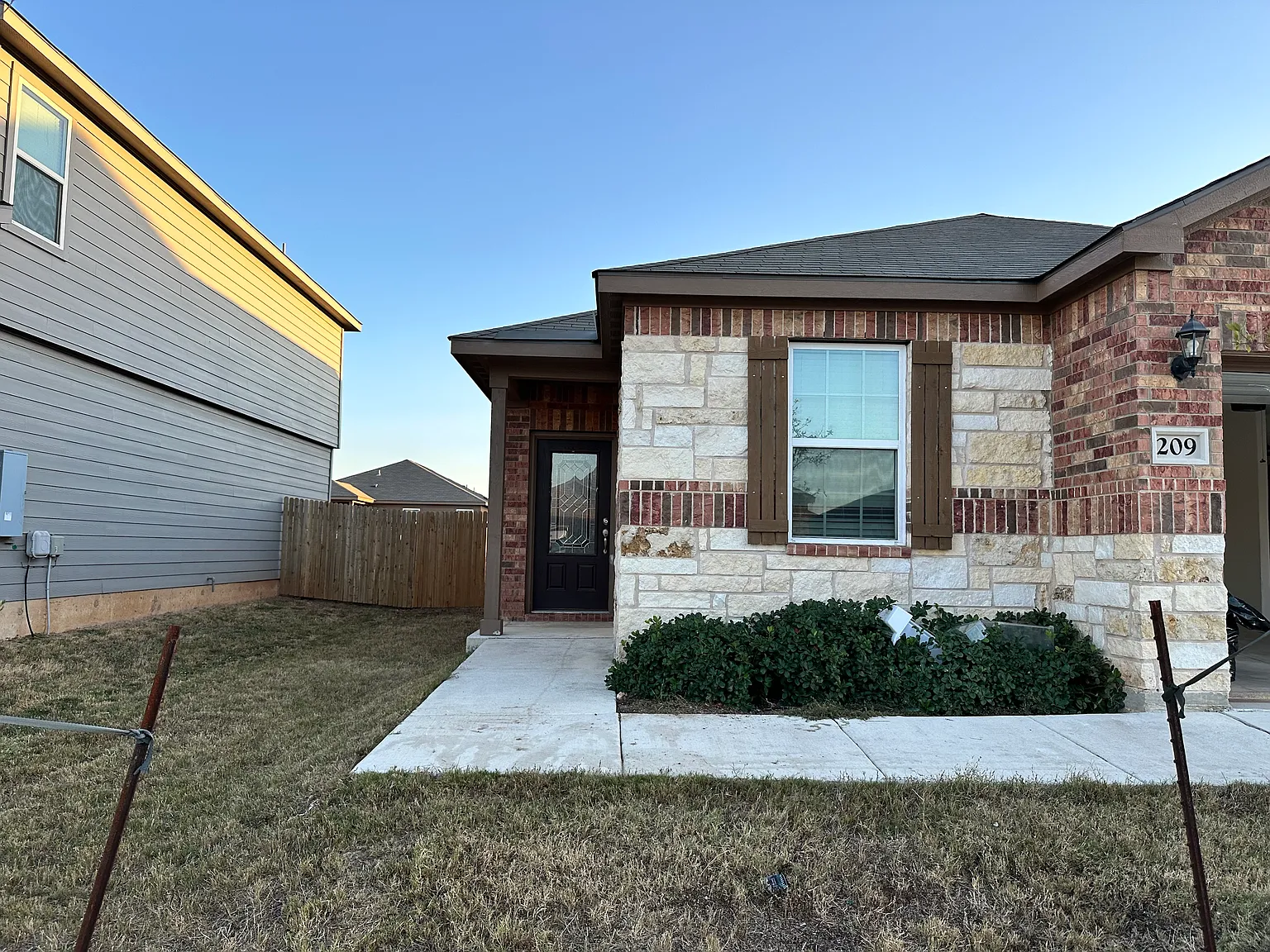 4 bed, 1835 sqft, $1,900 — Photo 2