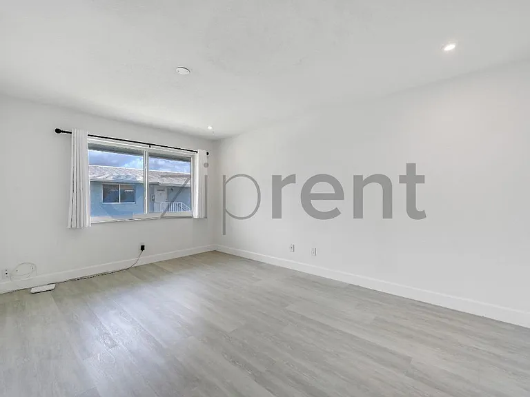 232 Palm Dr #6 — Photo 15
