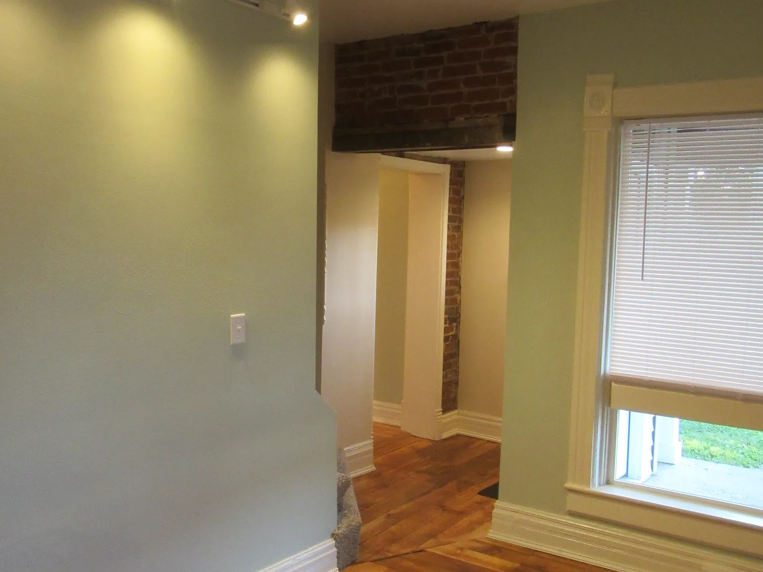 3 bed, 1039 sqft, $1,683 — Photo 3