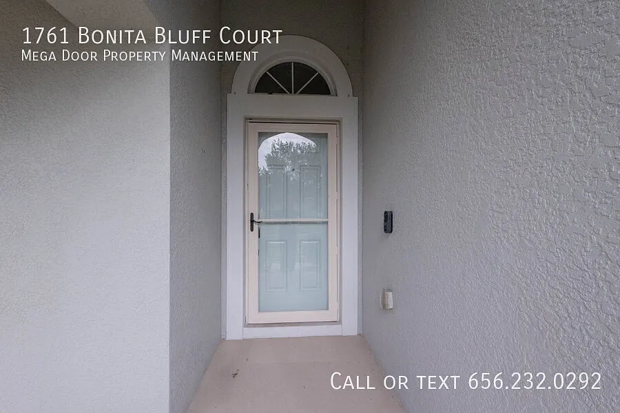 Spacious 4-Bedroom Home with a Versatile Split Floor Plan in Mira Lago — Photo 4