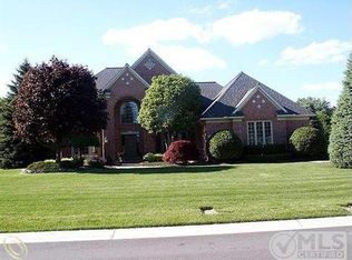 579 Oakbridge Dr, Rochester, MI 48306