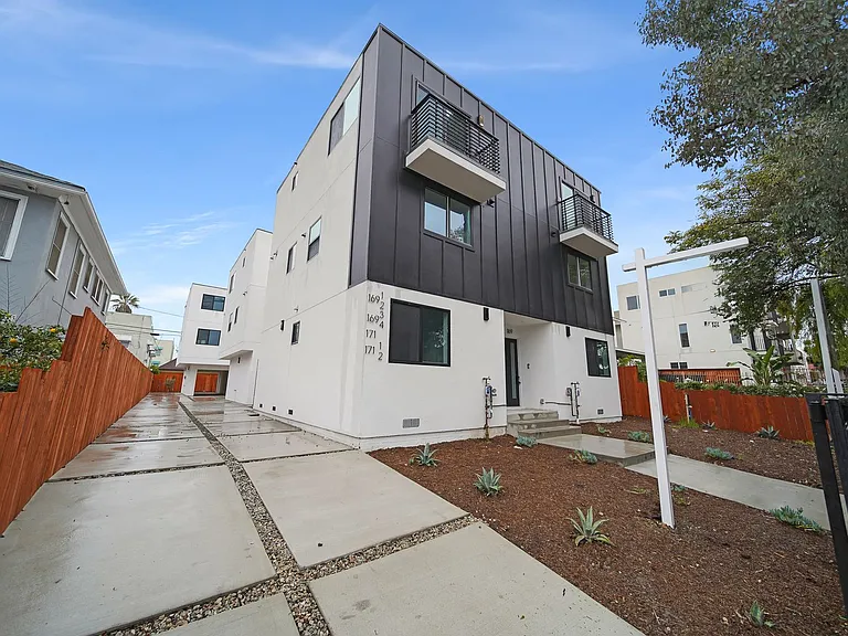 Luxury 2 and 3 Bed Townhomes with Covered Parking! — Photo 20