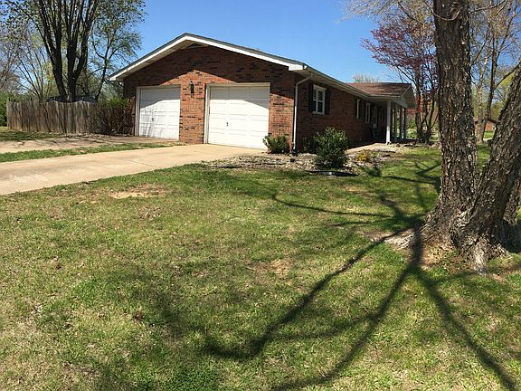 5th image of 111 Hampton Dr