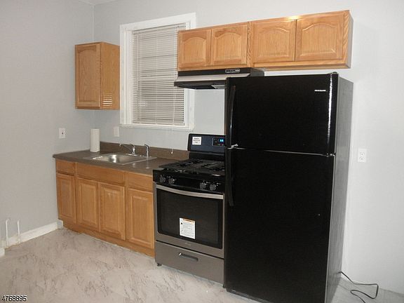 4th image of 31 Linden Ave