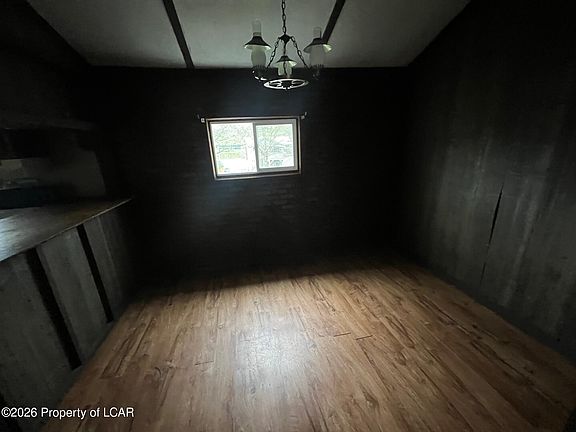 4th image of 122 Ward Ave