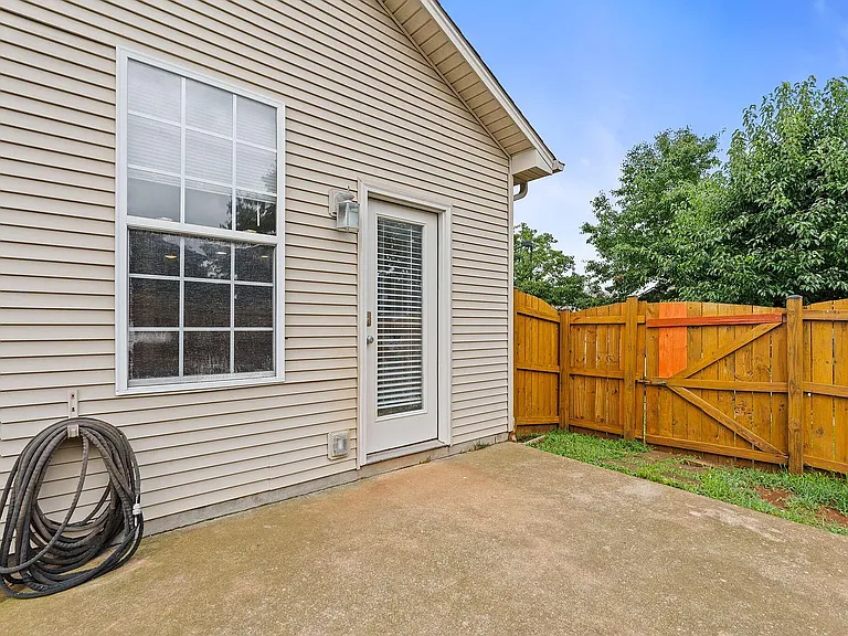 220 Shannon Ct — Photo 31