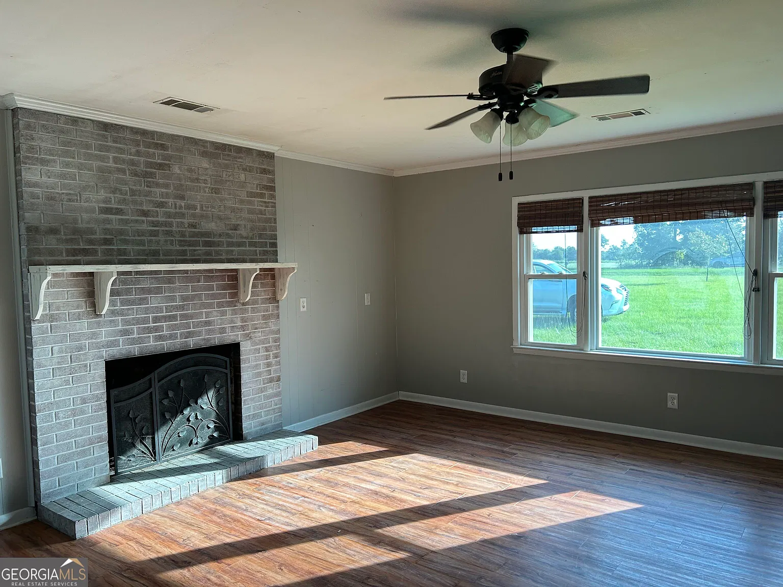 4 bed, 2.0 bath, 1937 sqft, $1,500 — Photo 2