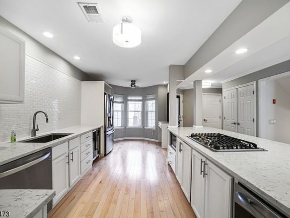 2nd image of 405 Digaetano Ter #405