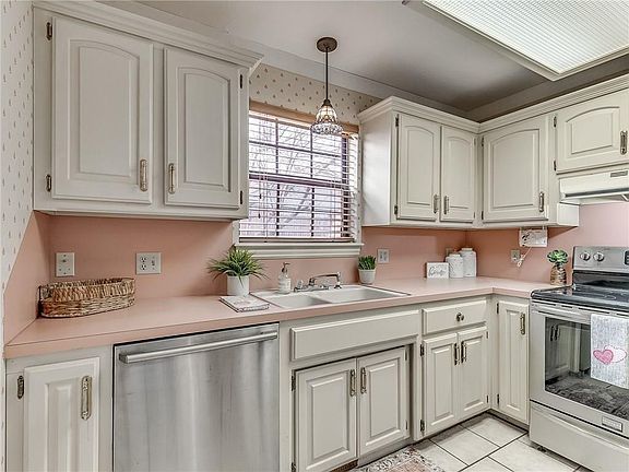 4th image of 805 Woodward Ave