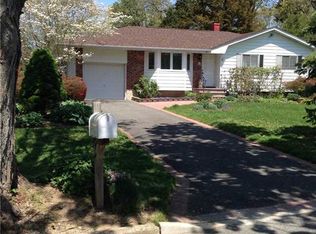 20 Heron Ln, Commack, NY 11725