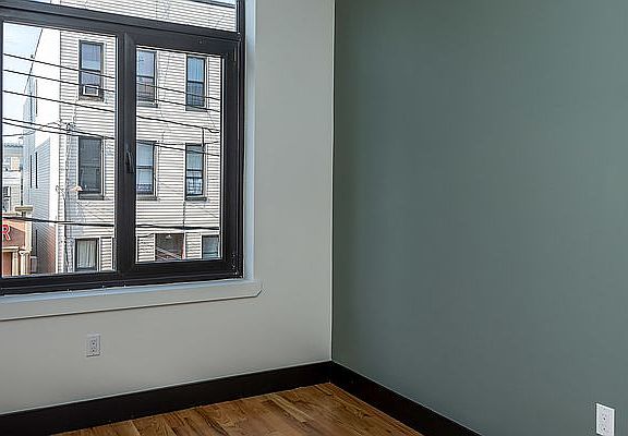 5th image of 306 Stanhope St APT 1L